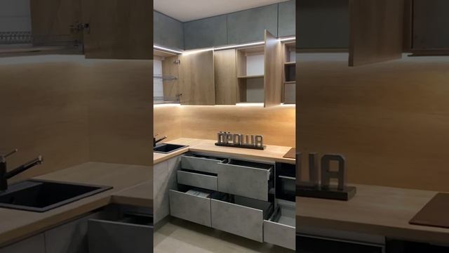 Кухня бетон без ручек под потолок с деревянной столешницей и фартуком. Кухни Проша смотреть онлайн