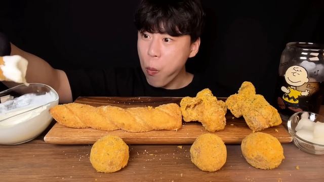 SUB) BHC 사이드 신메뉴 단팥 트위스트 & 크림치즈 트위스트, 뿌링클 치킨, 뿌링 치즈볼 먹방 mukbang asmr 사이드 메뉴 낼때마다 너무 맛있잖아?!??? смотреть онлайн