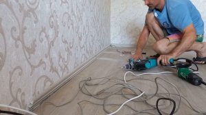 Монтаж пластикового плинтуса с прокладкой кабеля