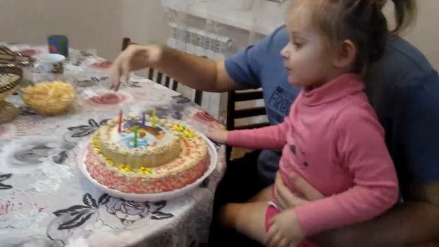 Варвара задувает свечи на торте 3 года смотреть онлайн