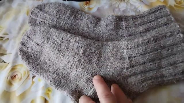 Связала мужские носки и начала вязать детские варежки. смотреть онлайн