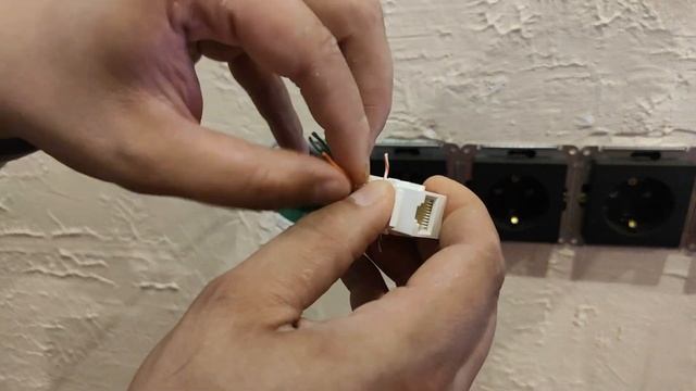 Установка интернет-розетки Schneider Electric, серия Atlas Design смотреть онлайн