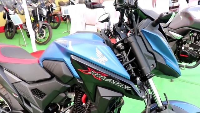 Yamaha MT-15 Metallic Black vs Honda X Blade Matte Marvel Blue - Comparison смотреть онлайн