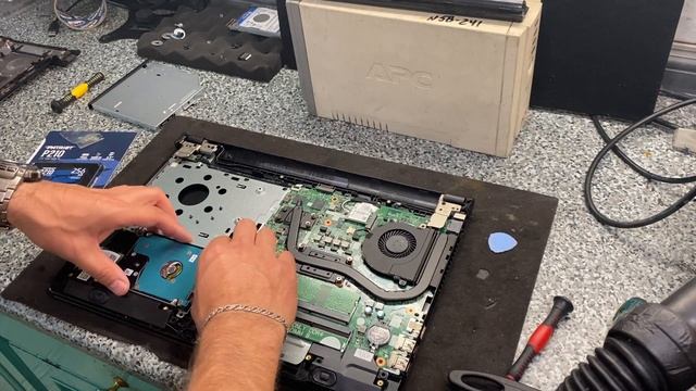 Замена жёсткого диска на SSD Dell Inspiron 15 смотреть онлайн