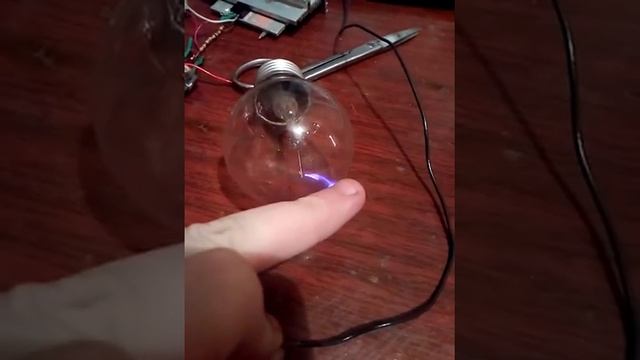 Опыт с лампочкой с сгоревшей спиралью смотреть онлайн