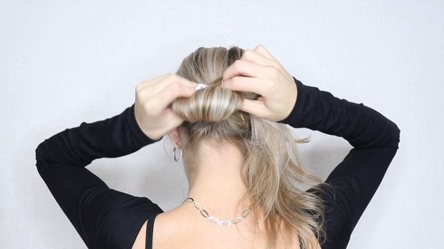 КАК СДЕЛАТЬ ОБЪЕМНЫЙ ПУЧОК БЕЗ ВАЛИКА И НАЧЕСА? | HOW TO: 2-MIN VOLUMINOUS UPDO FOR THIN HAIR смотреть онлайн
