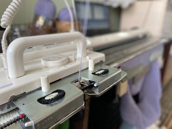 Малиновый кардиган на вязальной машине Silver Reed