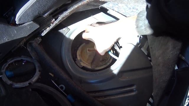 VW Гольф 5 2.0тди.Замена топливного насоса.VW Golf5 2.0tdi Replacement of the fuel pump . смотреть онлайн