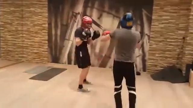 Бокс в шлемах с сеткой. смотреть онлайн