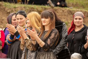 ДАГЕСТАНСКАЯ СВАДЬБА, АВАРСКАЯ, ОЧЕНЬ КРАСИВАЯ.ВСТРЕЧАЕМ МОЛОДЫХ.mp4