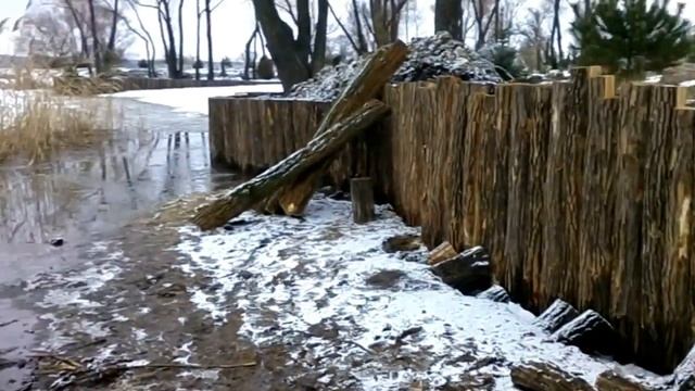 #подпорнаястенка #какукрепитьберег #хочуврек С брёвен акации я сделал красивую подпорную стенку. смотреть онлайн