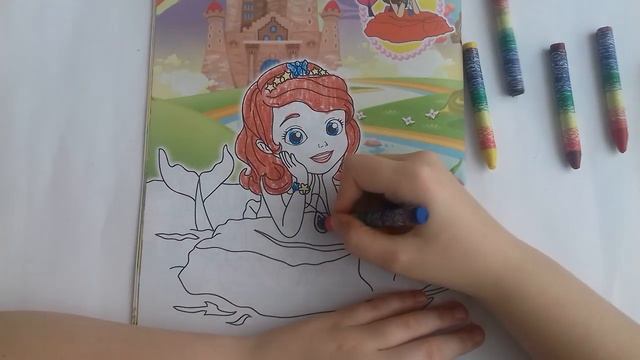 РИСОВАТЬ: раскрашиваем Софию Прекрасную восковыми мелками. смотреть онлайн