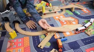 Строим с Максимом городок. Деревянная Железная Дорога БРИО