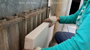 Остекление балкона с кладкой пеноблоков.