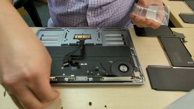 Apple MacBook Air (Retina, 13-inch, 2018) Battery replacement смотреть онлайн