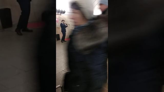 Красивое выступление в метро)))) смотреть онлайн