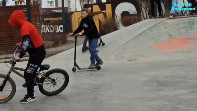 Бетонный скейт парк в Мытищах.Площадка для современных видов спорта. смотреть онлайн