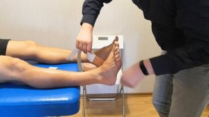 Наложение кинезио тейпа с целью стабилизировать голеностопный сустав (спортивный вариант)