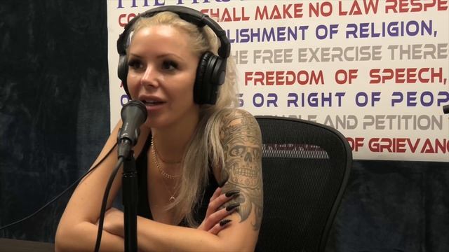The Beautiful MILF Superstar Nina Elle Talks About Who is Bigger Mandingo or Dredd смотреть онлайн