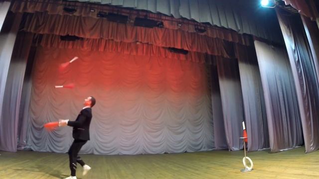 Антон Кобычев соло жонглер булавами смотреть онлайн