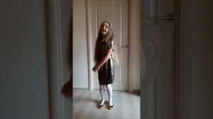 Песня улетает в небо синее.