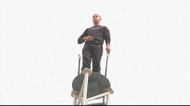 Stuntman breaks David Blaine pole record смотреть онлайн