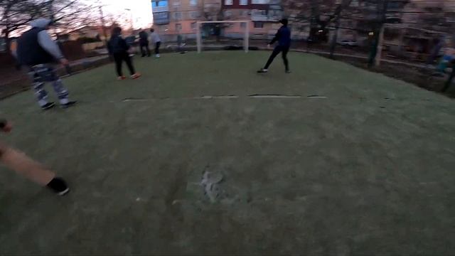 БАБУЛЯ МATOМ Выгоняет ВЕЛОСИПЕДИСТОВ Со Двора... смотреть онлайн