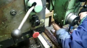 Радиально-сверлильный станок 2К52, сверление отверстий в швелере  диаметром 26 мм.