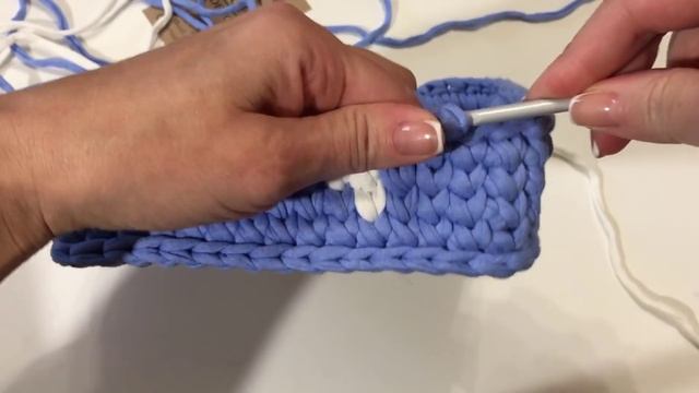 Квадратная корзина с деревянным дном из трикотажной пряжи | Новогодняя корзина крючком | Soft Decor смотреть онлайн