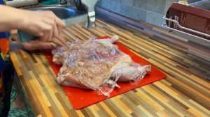 Цыплёнок табака на сковороде под прессом.