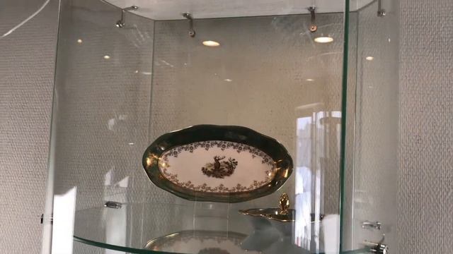 Полукруглая витрина смотреть онлайн