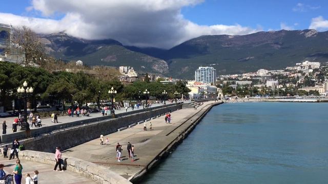 Walking on the Shore of the Black Sea in Yalta, Crimea смотреть онлайн