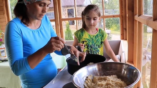 Деревенский огород требует внимания в любую погоду. Помпушки из творога) смотреть онлайн