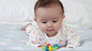 ПОЧЕМУ РЕБЕНОК ЧАСТО СРЫГИВАЕТ | Как помочь ребенку при срыгивании и что с этим делать