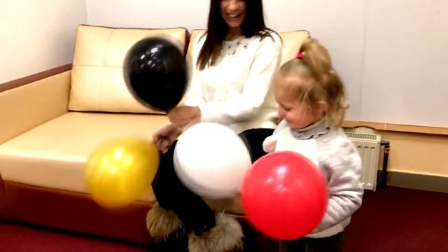 Воздушные шары, учим цвета с Милой. смотреть онлайн
