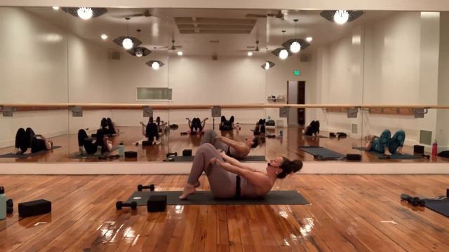 50-minute Barre Burn with Alyssa Manny смотреть онлайн