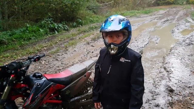школьник на питбайке покоряет грязь mud vs pitbake детский питбайк смотреть онлайн