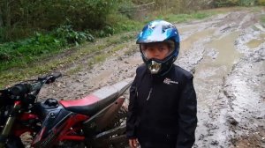 школьник на питбайке покоряет грязь mud vs pitbake детский питбайк