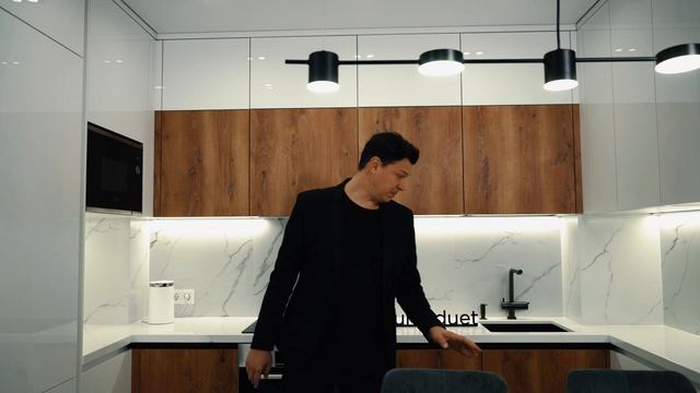 Обзор белой глянцевой кухни с деревянными акцентами. смотреть онлайн