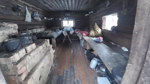 ИЗБА ОХОТНИКА В ТАЙГЕ. ЗАШЛИ В ИЗБУ И УВИДЕЛИ ВСЕ ЭТО!!!