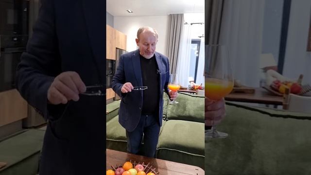 Лаконичный и стильный журнальный столик из массива кокосовой пальмы смотреть онлайн