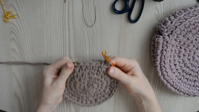 Круглая сумка из трикотажной пряжи крючком смотреть онлайн