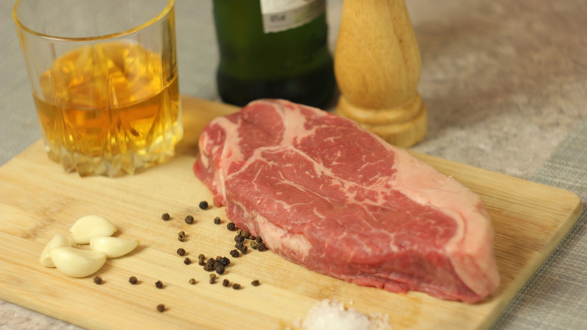 Стейк стриплойн маринованный в  виски.