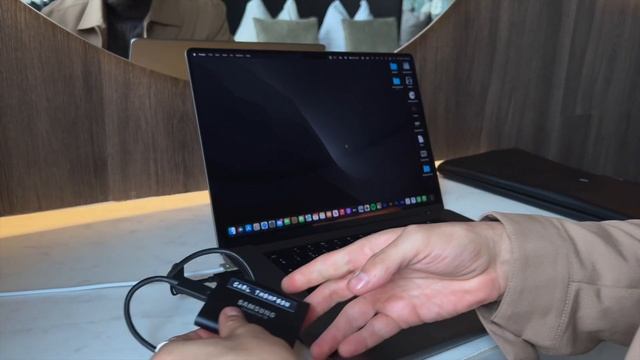 New Vlog - You never knew your 16" M1 Max MacBook Pro and iPhone 13 Pro could do this! - Grams28 смотреть онлайн