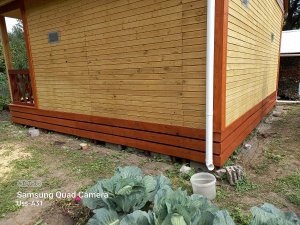 Отделка цоколя доской каркасного дома 6х6 м с открытой верандой, своими руками