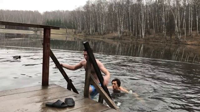Кайфуем в проруби. Парк Тропарёво. Купание 3. смотреть онлайн