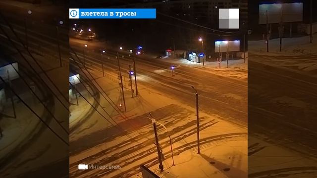 Челябинск: машина влетела в новое тросовое ограждение на улице Братьев Кашириных смотреть онлайн