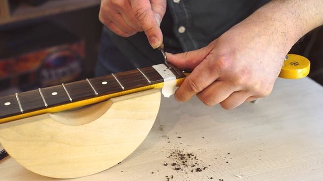Роликовый порожек Fender. Апгрейд чтобы гитара не расстраивалась. | Ремонт гитар | смотреть онлайн