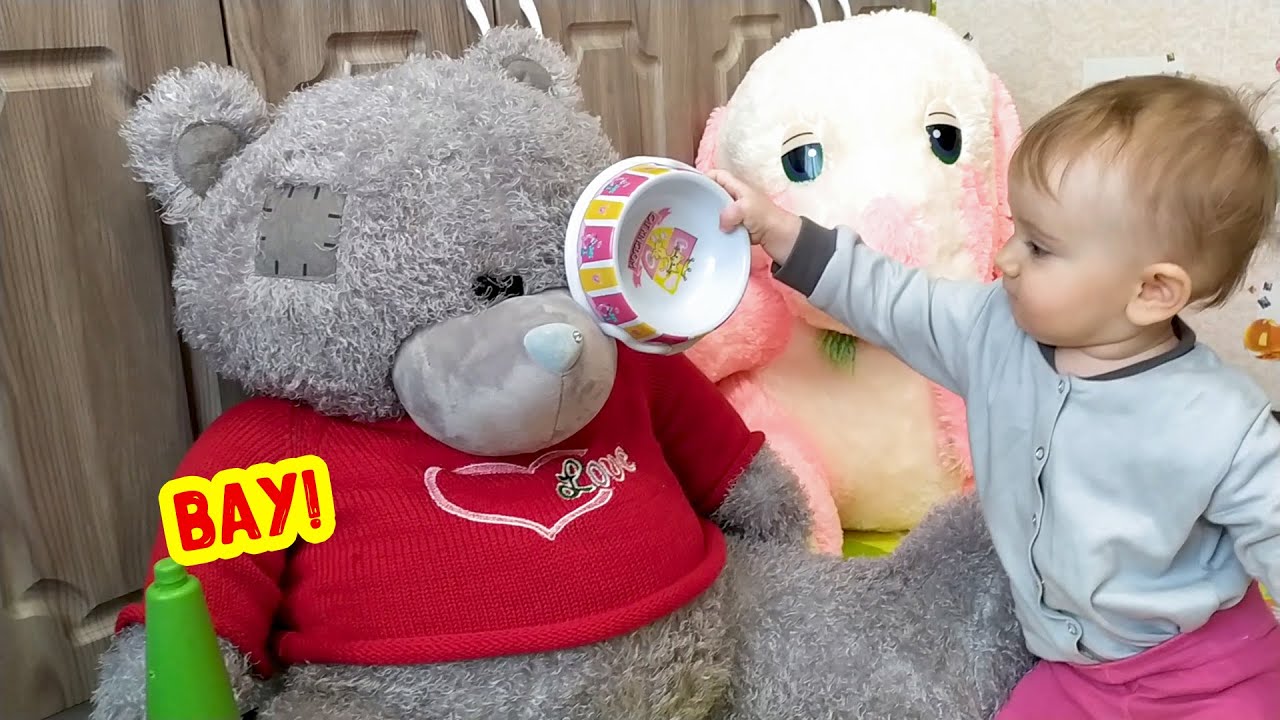 Огромные игрушки наступают! Аня показывает большие игрушки Мишка Тедди смотреть онлайн