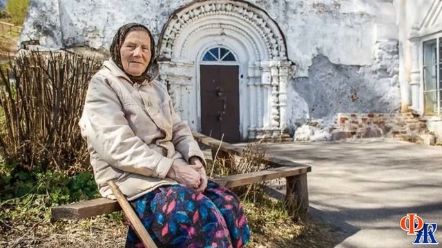 - Мама, что ты здесь делаешь и почему стоишь у церкви с протянутой рукой? - Андрей узнал в старушке смотреть онлайн